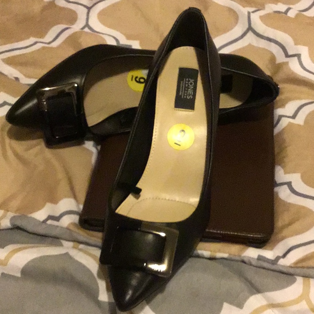 Jones New York black pumps
